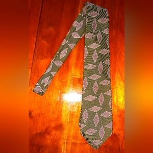 HILLS GREEN TIE WITH GEOMETRIC PRINT